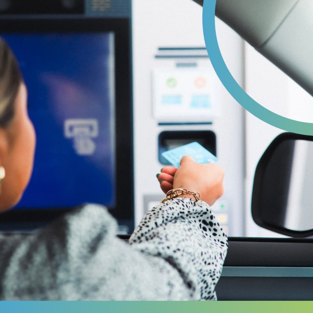 Socia usando el cajero de auto-servicio de Cooperativa Juana Díaz desde su auto