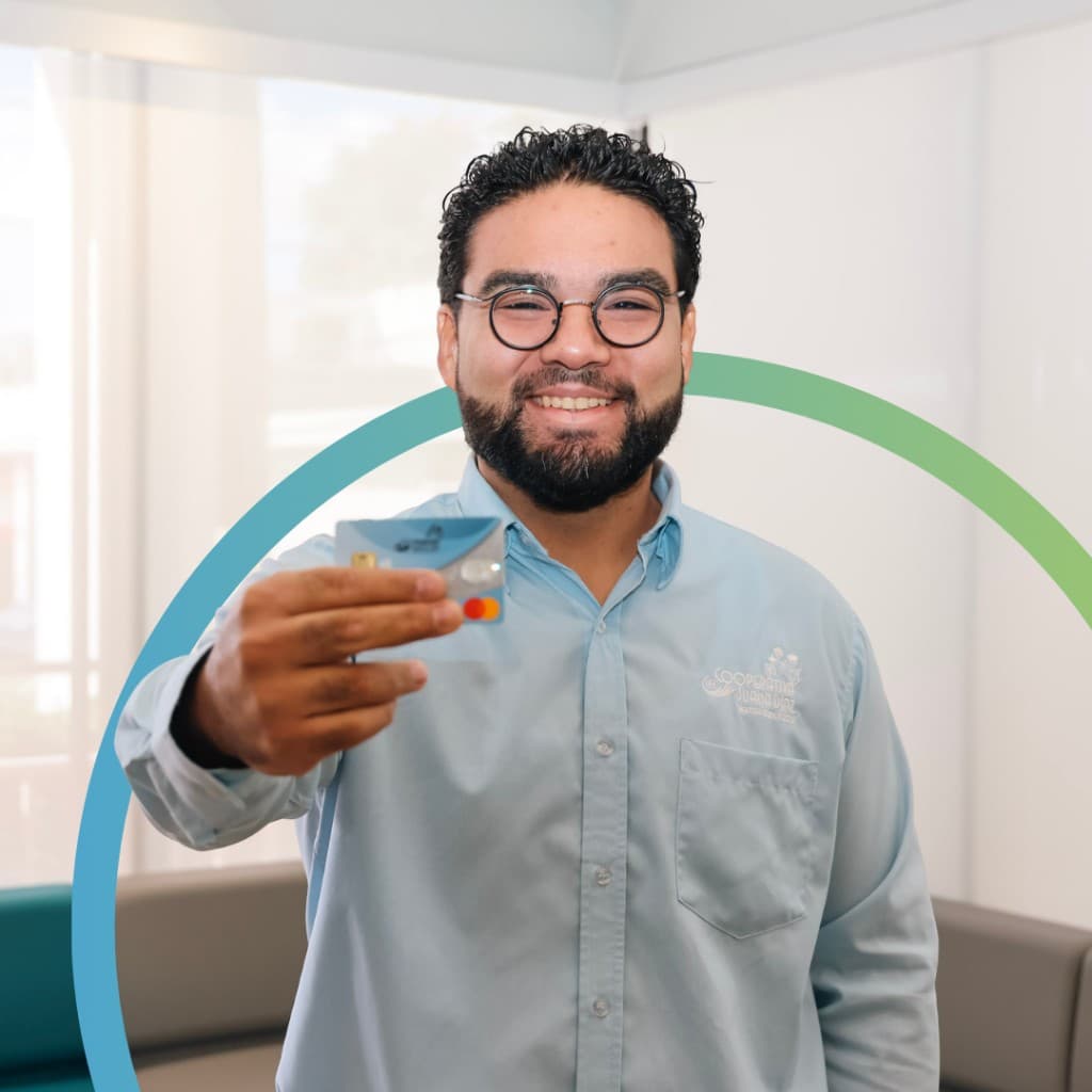 Socio mostrando su tarjeta Mastercard de Cooperativa Juana Díaz